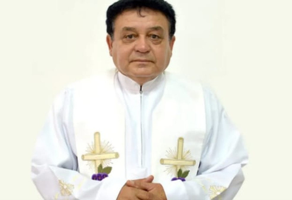Padre dirigia o carro — Foto: Diocese de Governador Valadares