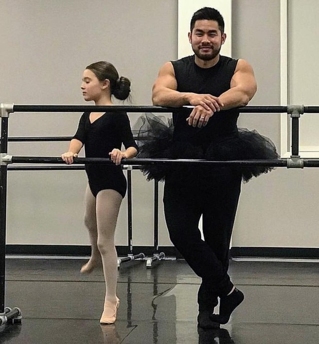 Thanh e a filha na aula de ballet (Foto: Reprodução Facebook)