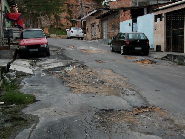 Motoristas reclamam de buracos na Rua 11 do Conjunto Boas Novas (Foto: Rickardo Marques/G1 AM)