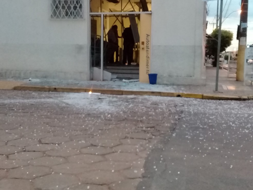 Ainda não se sabe se algo foi levado da agência em Avanhandava — Foto: Avanews/Divulgação