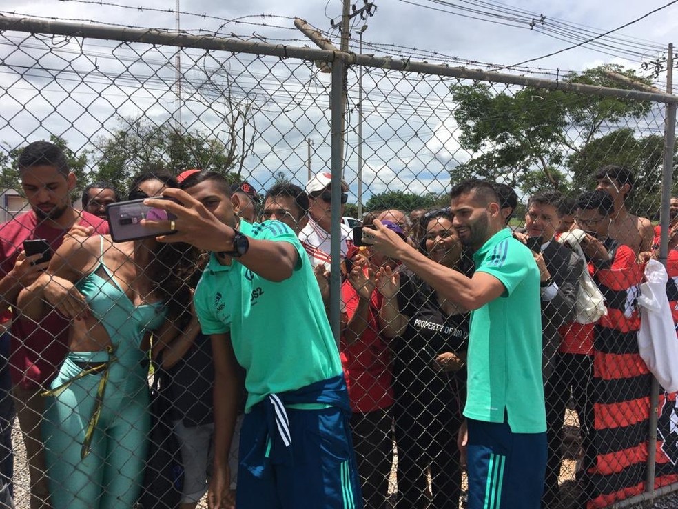 Pedro Rocha e Thiago Maia, do Flamengo, tiram fotos com a torcida em Brasília — Foto: Divulgação / Flamengo