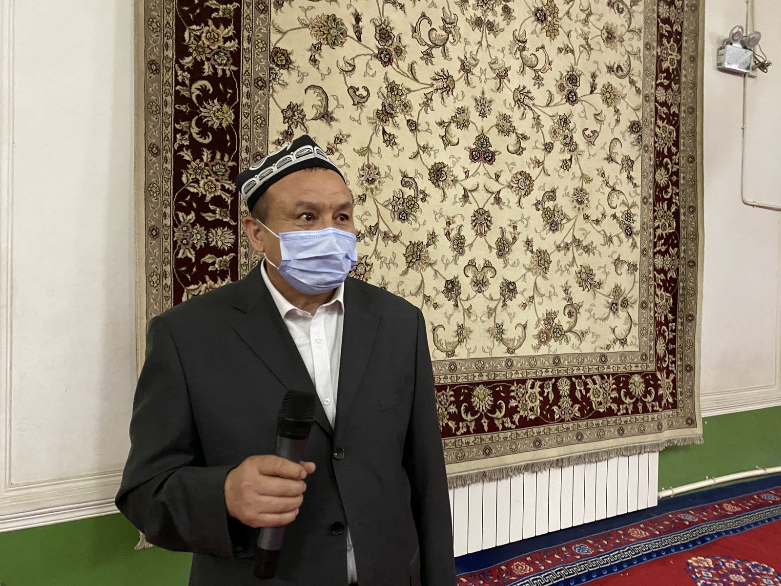 Imã da mesquita de Id Kah, em Kashgar, mostra tapete com imagens da romã, símbolo da unidade entre as etniasAgência O Globo
