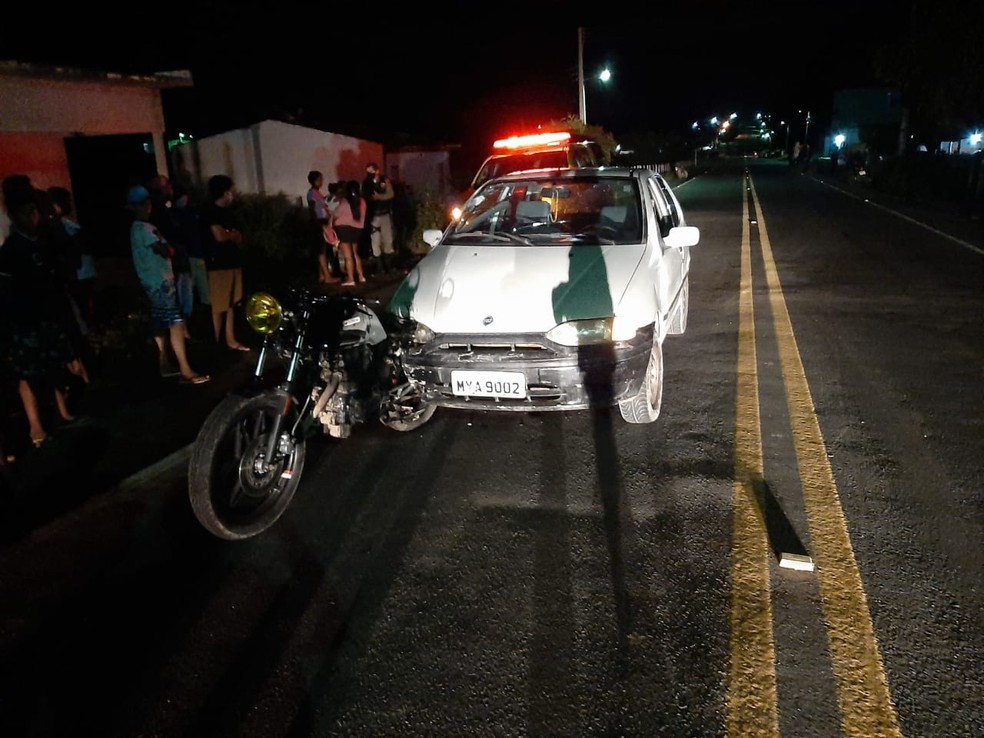 Motociclista ficou ferido em acidente com carro na AL-130, em Pão de Açúcar — Foto: BPRv