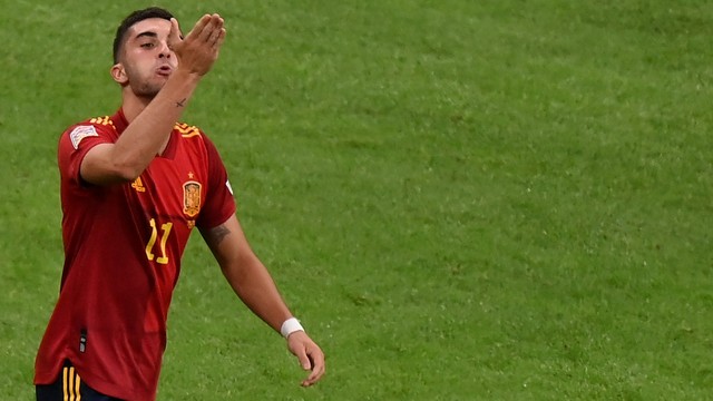 Ferrán Torres comemora o segundo gol dele sobre a Itália, pela Liga das Nações