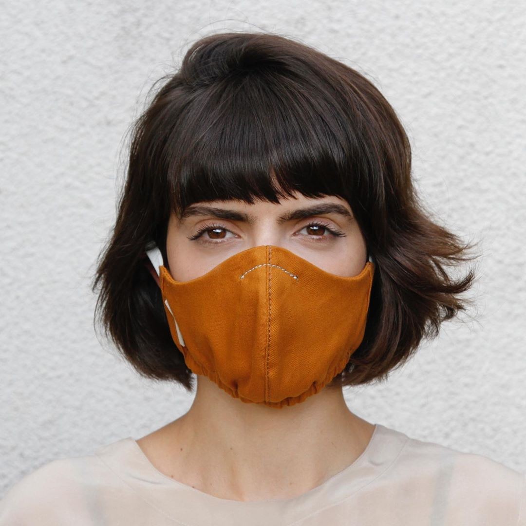 Clara Tarran com máscara produzida pela Escudero & Co (Foto: Reprodução/Instagram)