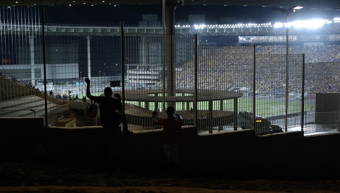 Brechas visuais possibilitam que torcedores vejam parcialmente os jogos no Estádio Kleber Andrade (Foto: Richard Pinheiro/GloboEsporte.com)