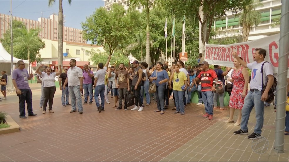 Funcionários da Santa Casa fazem protesto em frente à Prefeitura de Cuiabá — Foto: Reprodução/TVCA