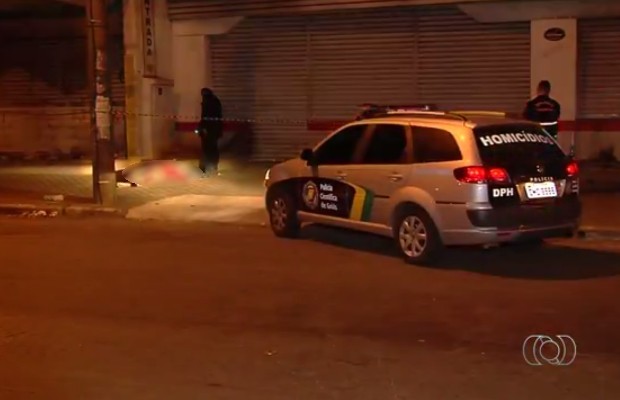 Morador de rua é morto a tiros em avenida de Goiânia, Goiás (Foto: Reprodução/TV Anhanguera) Morador de rua é morto a tiros em avenida de Goiânia, Goiás (Foto: Reprodução/TV Anhanguera)