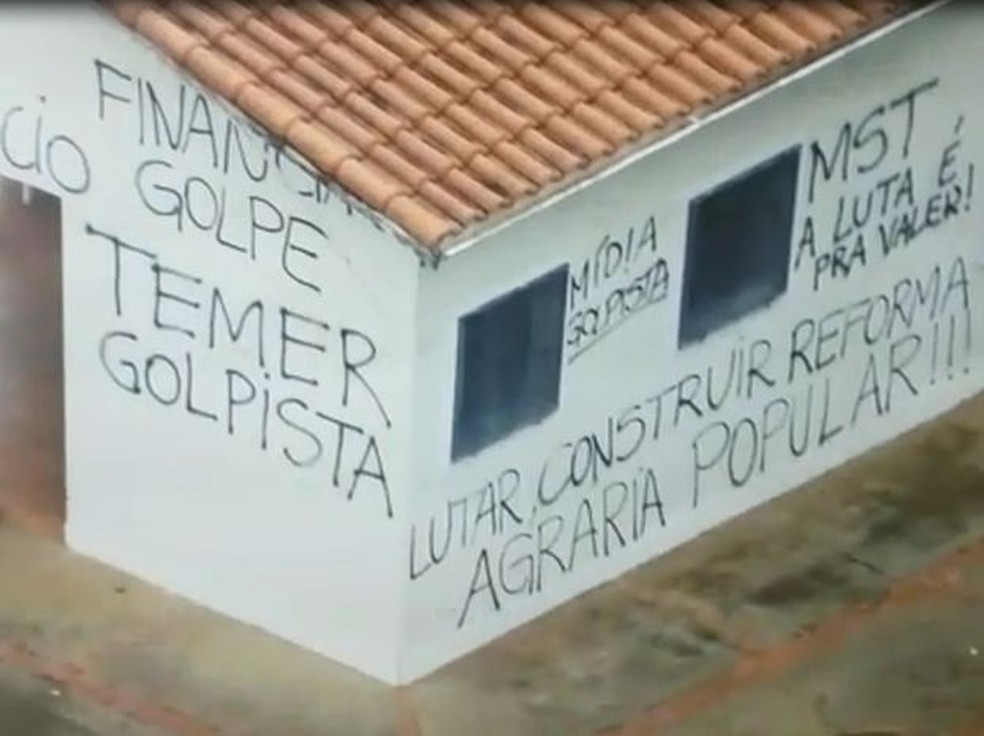 Fazenda foi pichada por grupo na invasão de maio do ano passado (Foto: Polícia Militar/Divulgação)