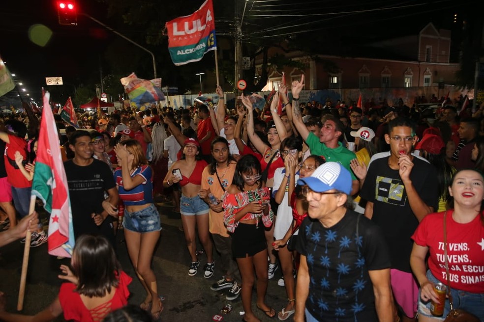 Apoiadores do presidente eleito Lula comemoram na Avenida da Universidade, em Fortaleza. — Foto: Kid Junior/SVM