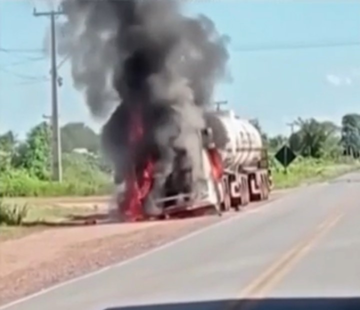 Caminhão carregado de combustível pega fogo em rodovia do oeste da Bahia