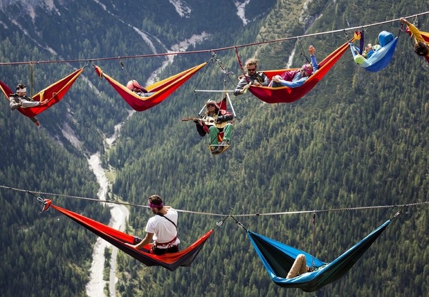 Jovens se reúnem para acampar nas alturas nos Alpes italianos (Foto: Balazs Mohai)