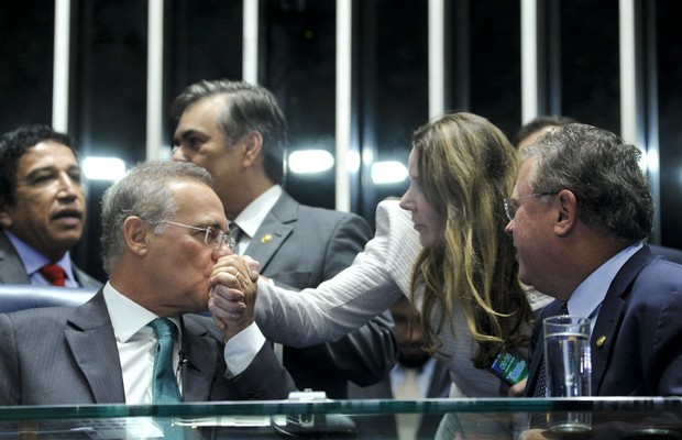 Renan Calheiros beija a mão da senadora Vanessa (Foto: Geraldo Magela/Agência Senado)