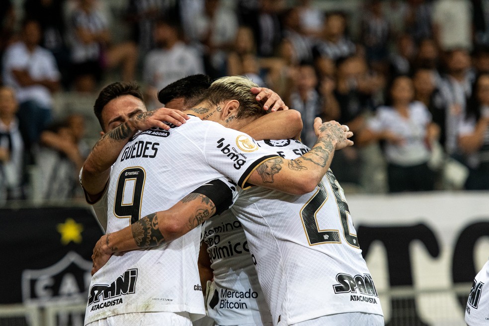 Jogadores do Corinthians comemoram virada sobre o Atlético-MG — Foto: Alessandra Torres/AGIF