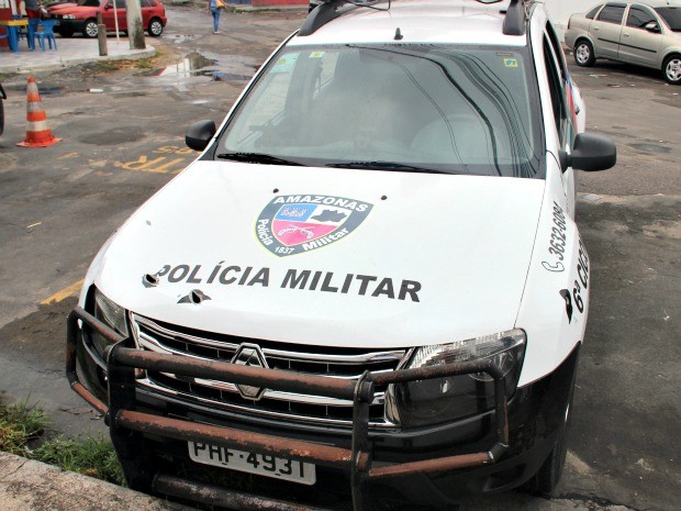 Viatura policial atingida por disparos  (Foto: Sérgio Rodrigues/G1 AM)