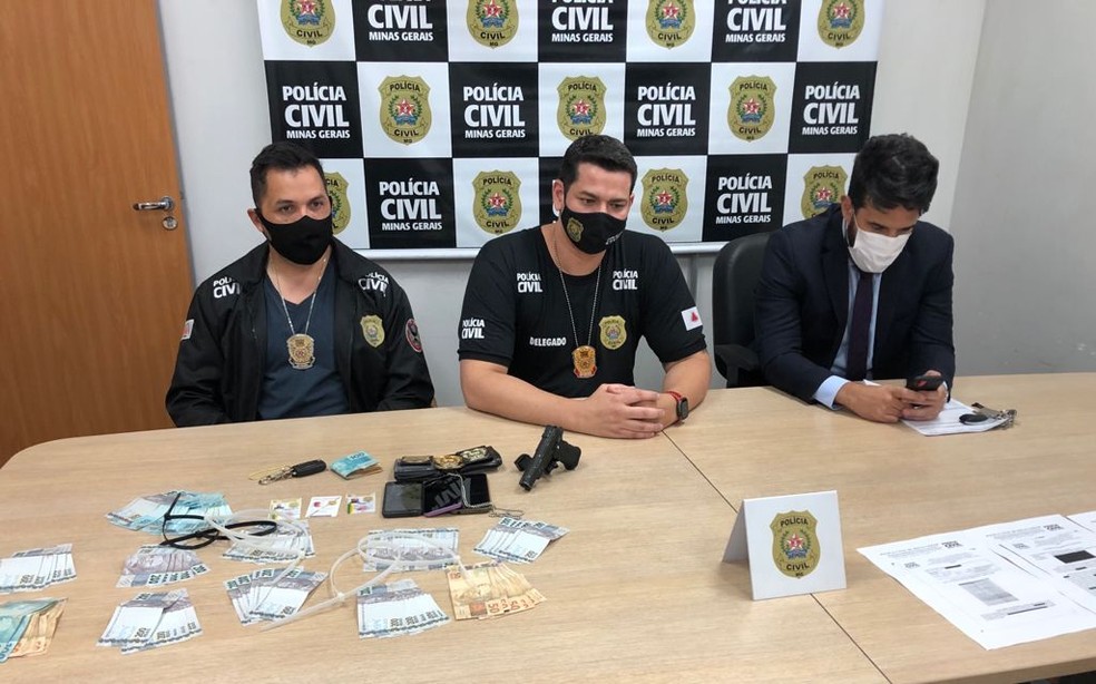 Delegados e investigador da Polícia Civil durante coletiva de imprensa para explicar o crime dos falsos policiais. — Foto: Polícia Civil 