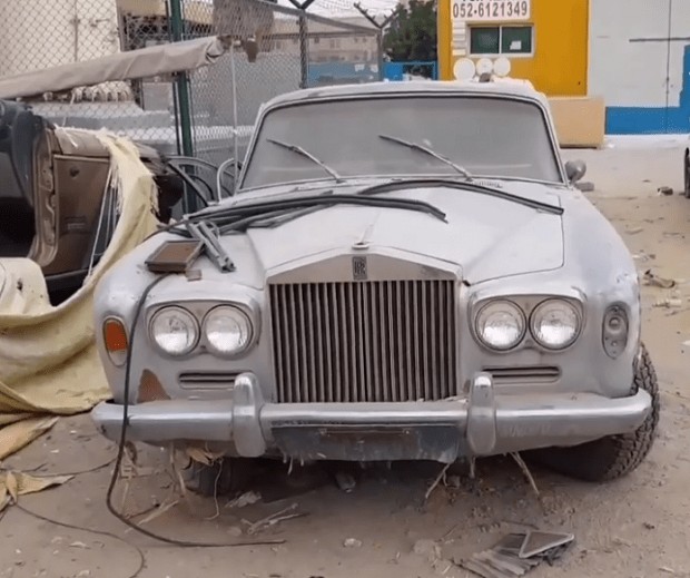 Carro de luxo abandonado em Dubai (Foto: Reprodução/The Sun)