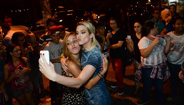 Sophia Abrahão e fãs (Foto: Francisco Cepeda/AgNews)