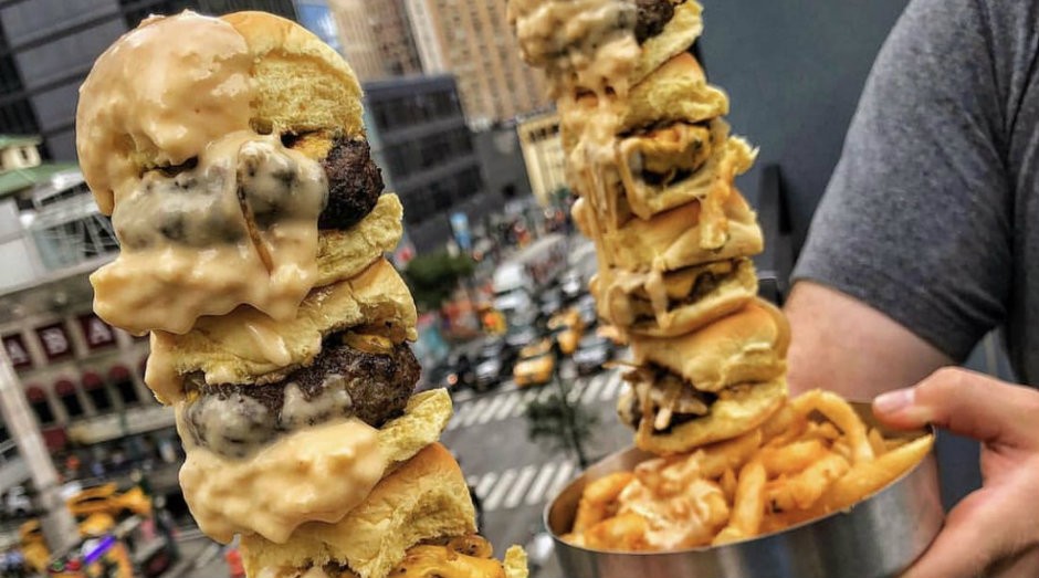 Torre de hambúrguer faz sucesso em Nova York (Foto: Divulgação)
