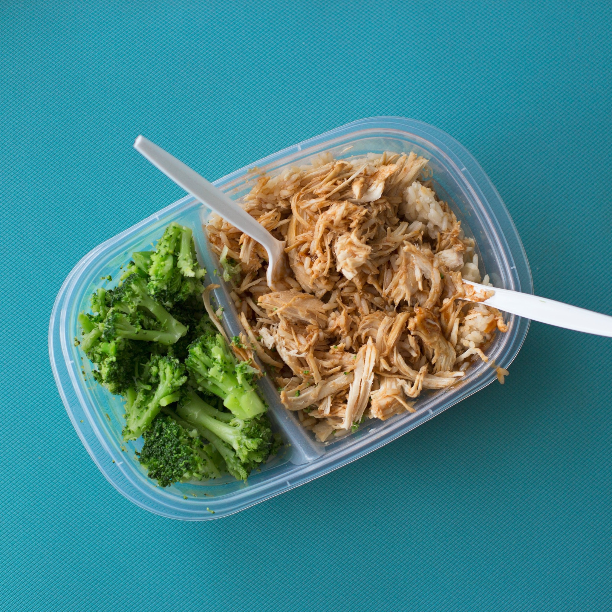 Como ter embalagens livres de contaminação. Acima: imagem de uma embalagem de plástico com comida (Foto: Keegan Evans/Pexels)