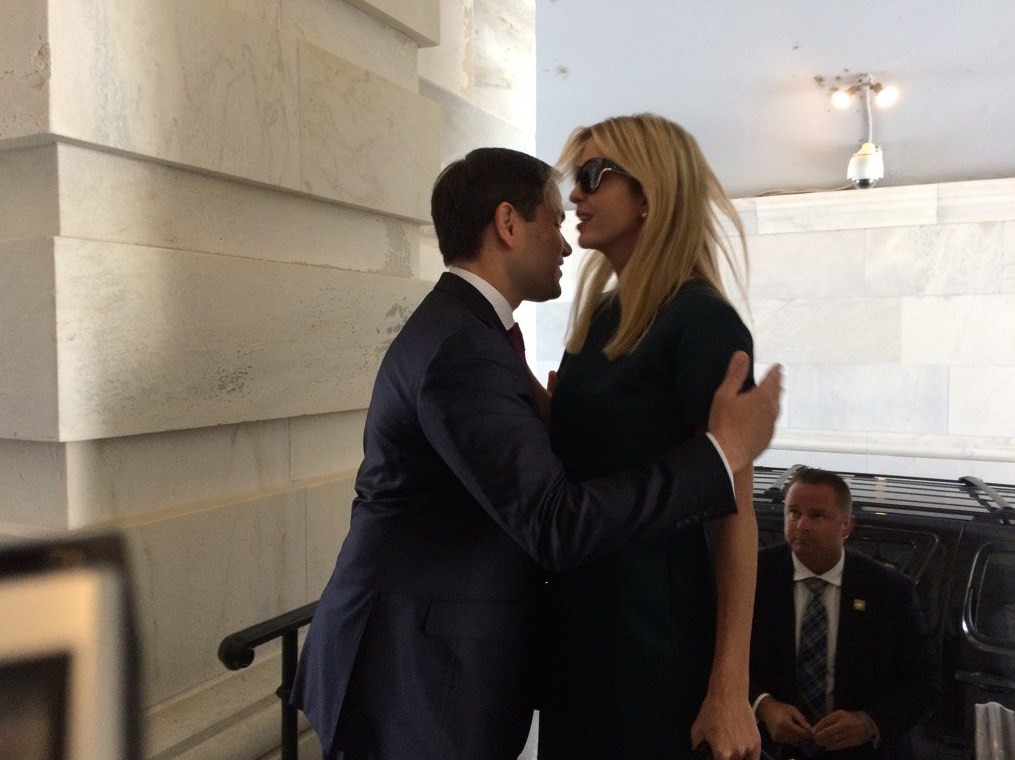 Ivanka ignora abraço do senador Marco Rubio
