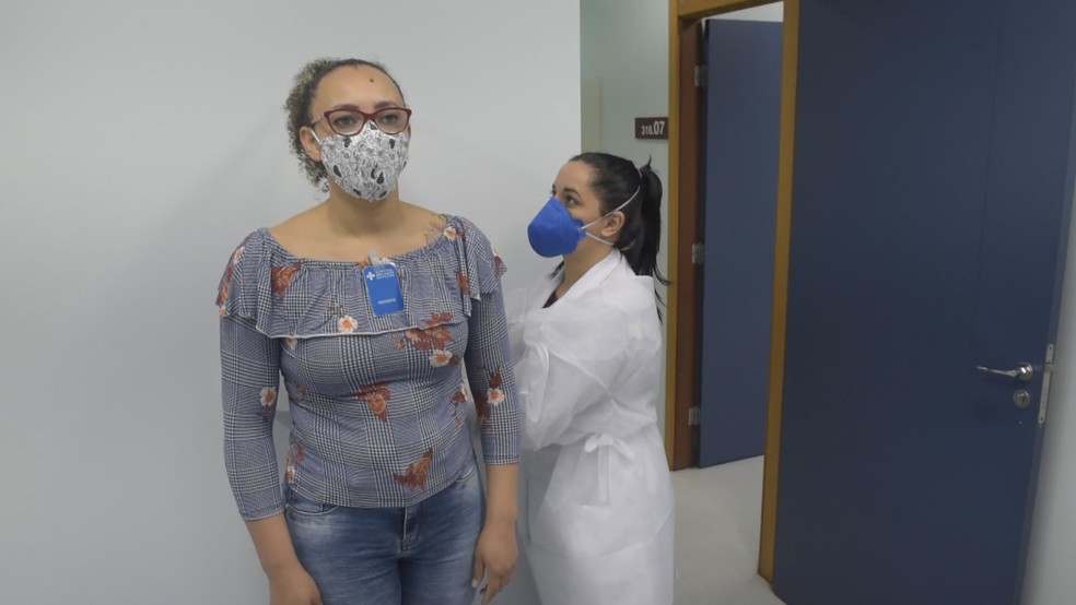 Dez voluntários receberam as primeiras doses da vacina contra a Covid-19 — Foto: Reprodução / RBS TV 