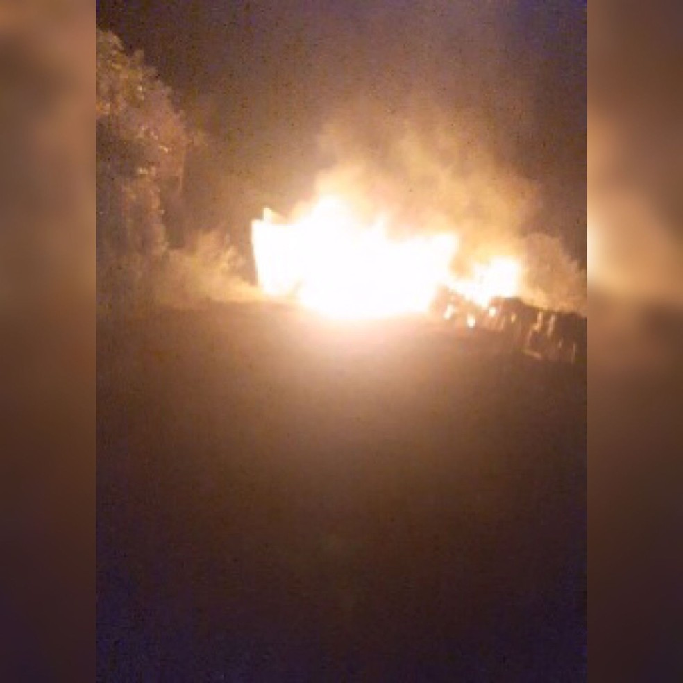 Caminhão foi destruído pelas chamas no acidente — Foto: Reprodução