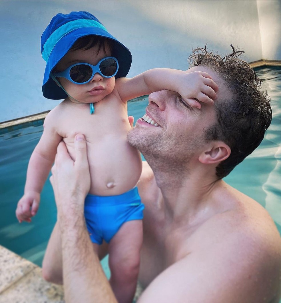 Thiago Fragoso Celebra Mesversario E Mostra Primeiro Banho De Piscina Do Filho Cacula Famosos Gshow