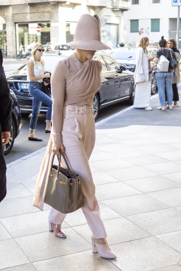 MILAN, ITALY - SEPTEMBER 19: Jennifer Lopez is seen during the Milan Fashion Week Spring/Summer 2020 on September 19, 2019 in Milan, Italy. (Photo by Arnold Jerocki/GC Images) (Foto: GC Images)