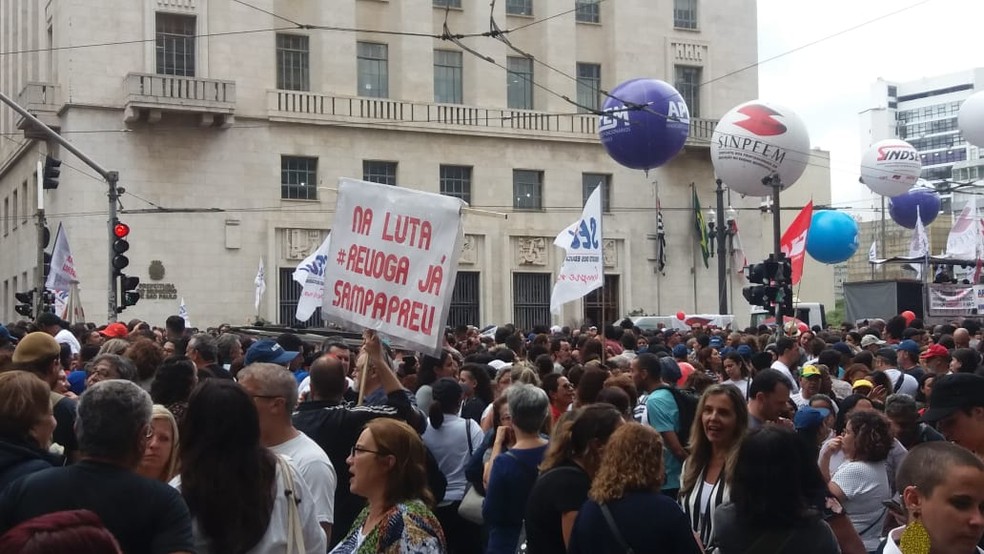 Servidores públicos municipais fazem manifestação em SP — Foto: Abraão Cruz/TV Globo