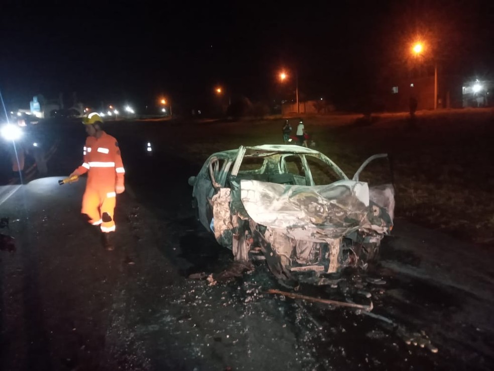 Prata: Dois motoristas morrem queimados após batida de frente na MGC-497 