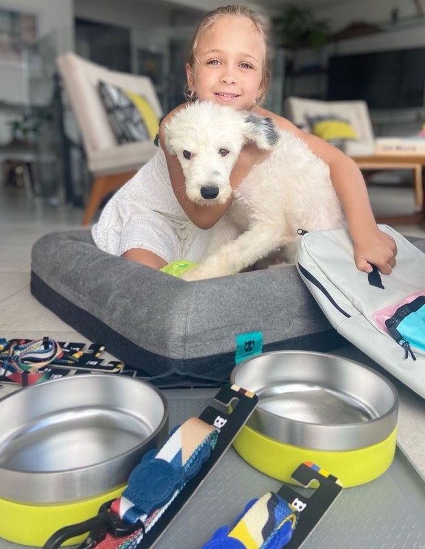 Sophia Valdetaro, de 5 anos, e o cãozinho Denver Lindo (Foto: Reprodução/Instagram)