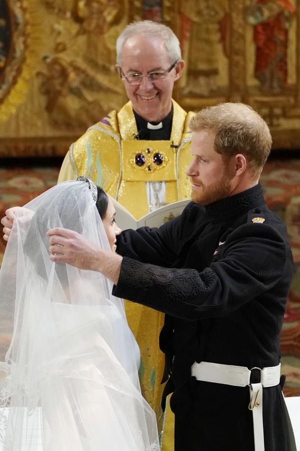 WINDSOR, UNITED KINGDOM - MAY 19:  Prince Harry looks at his bride, Meghan Markle during their wedding service conducted by the Archbishop of Canterbury Justin Welby in St George's Chapel at Windsor Castle on May 19, 2018 in Windsor, England. (Photo by Ow (Foto: Getty Images)