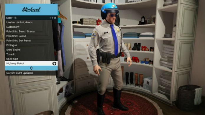 Jogando como policial em GTA 5: pegue a roupa nova no closet (Foto: Reprodução/Thomas Schulze)