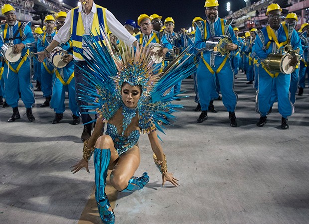 Lexa cai durante desfile da Unidos da Tijuca (Foto: Delmiro Junior/Brazil News)