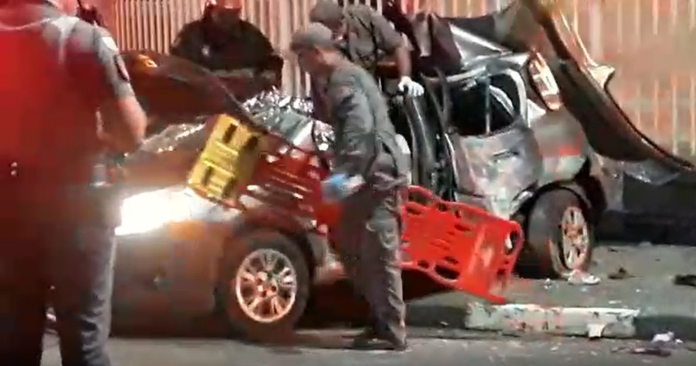 Carro ficou destru&iacute;do ap&oacute;s acidente em avenida de Campinas &mdash; Foto: Hugo de Paula Rodrigues de Carvalho