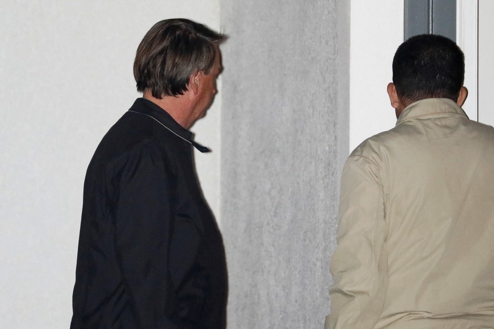 O ex-presidente brasileiro Jair Bolsonaro chega à casa onde está hospedado após receber alta do hospital, em Kissimmee, Flórida, EUA, em 10 de janeiro de 2023 — Foto: REUTERS/Marco Bello