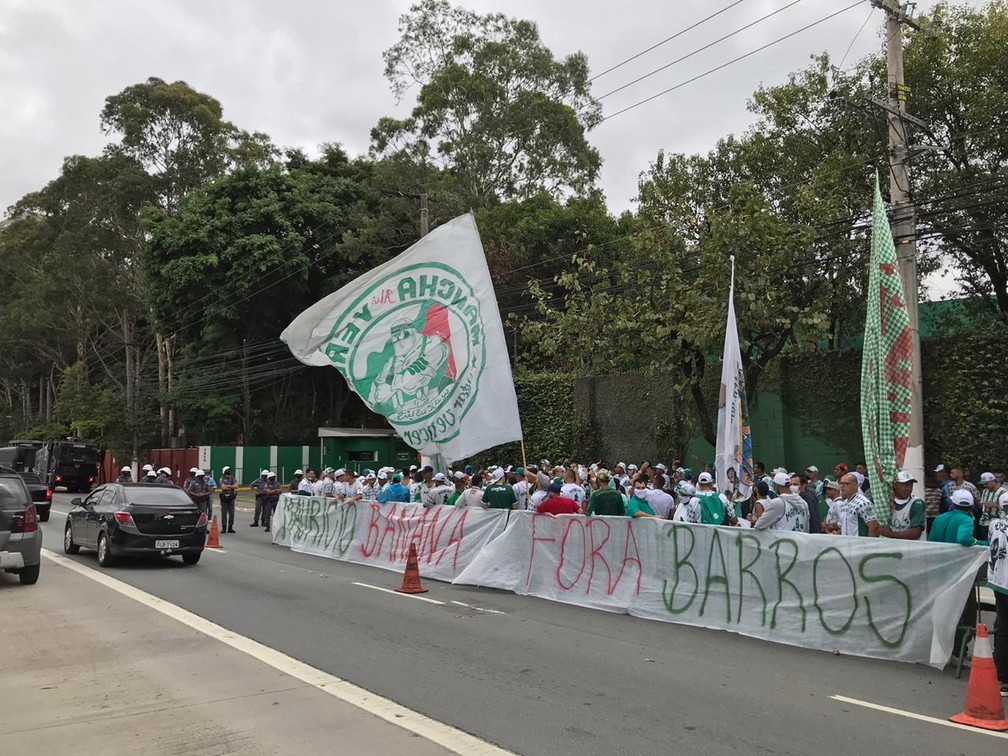 Torcedores do Palmeiras protestam na Academia de Futebol — Foto: Felipe Zito