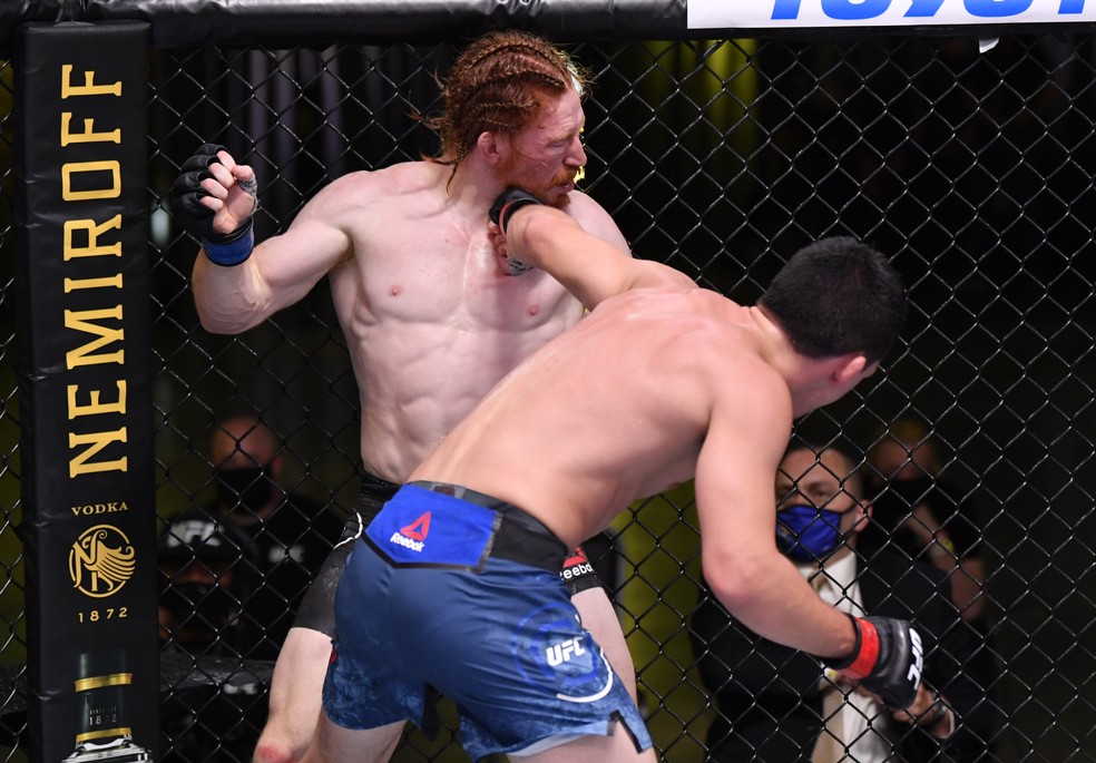Billy Quarantillo acerta um golpe na vitória sobre Spike Carlyle no UFC: Woodley x Burns — Foto: Getty Images