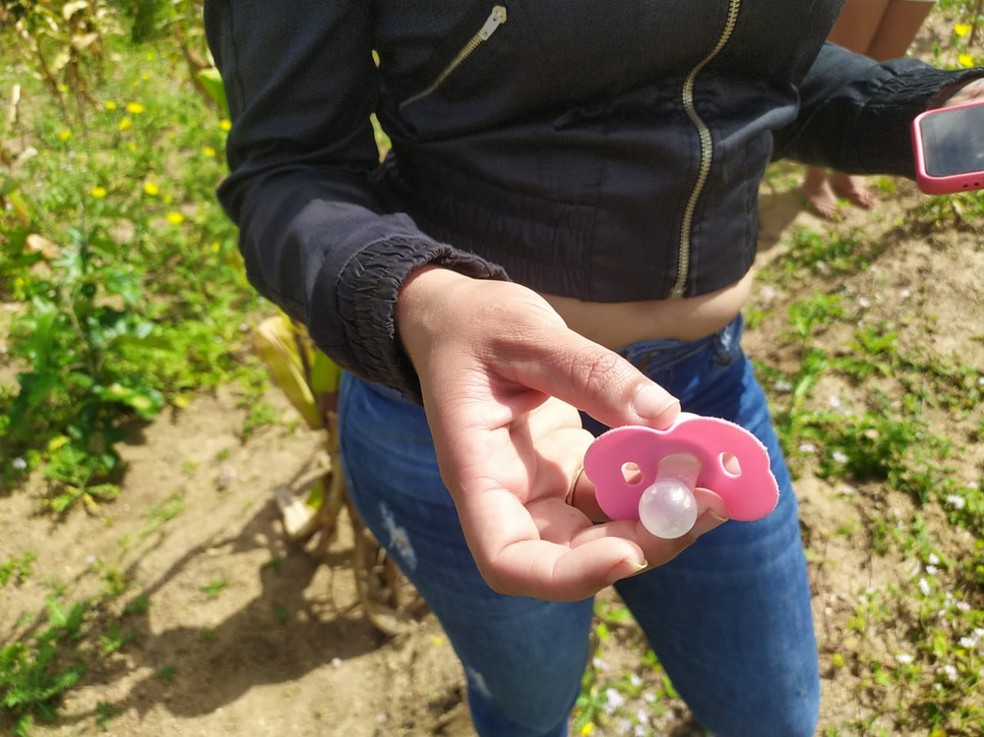 Chupeta encontrada em barragem durante buscas do Corpo de Bombeiros, em Montadas, PB — Foto: Ewerton Correia/TV Paraíba