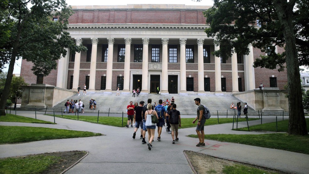 Foto de 2019 mostra alunos perto da biblioteca Widener, na Universidade Harvard, nos EUA — Foto: Charles Krupa/Arquivo/AP Photo