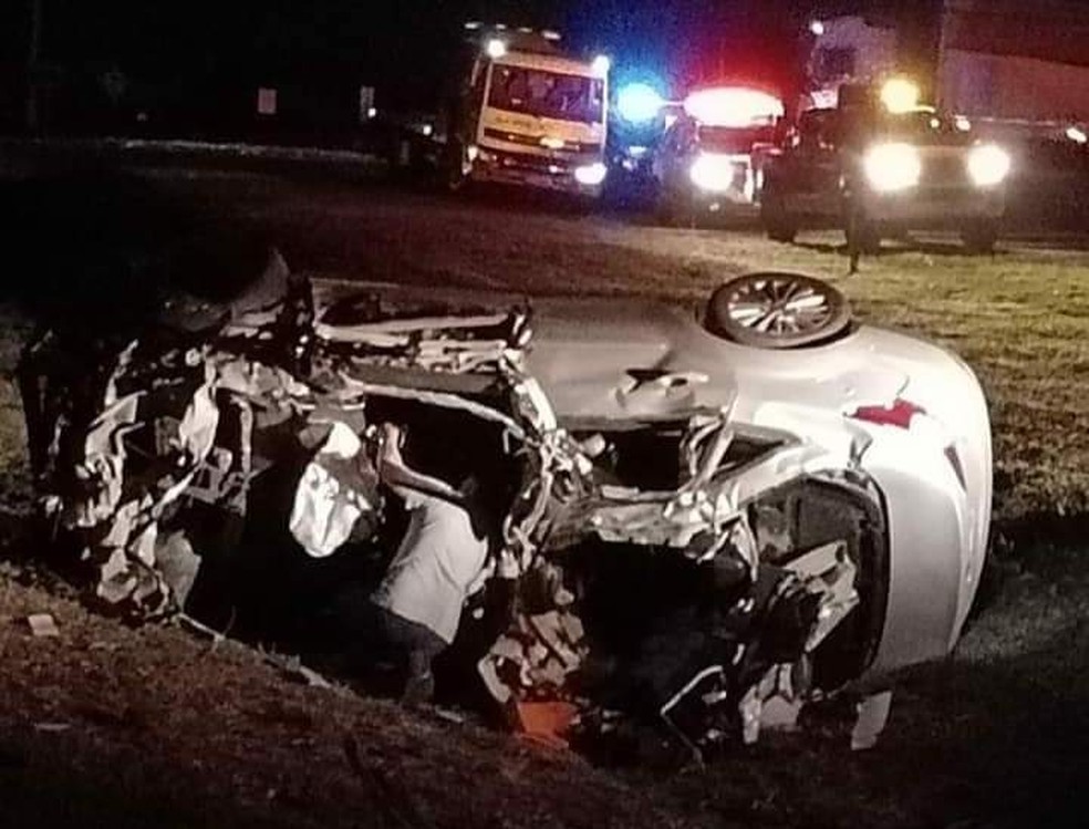 Carro ficou destruído após acidente em Mineiros do Tietê (SP) — Foto: Rede sociais