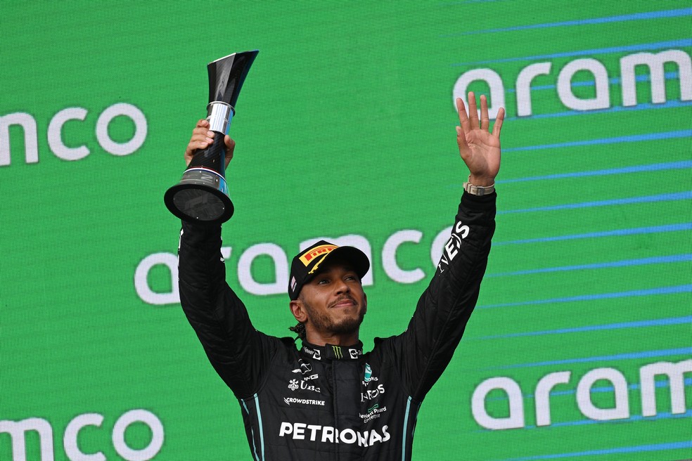 Lewis Hamilton celebra segunda colocação no GP dos EUA de F1 2022 — Foto: Patrick T. FALLON / AFP