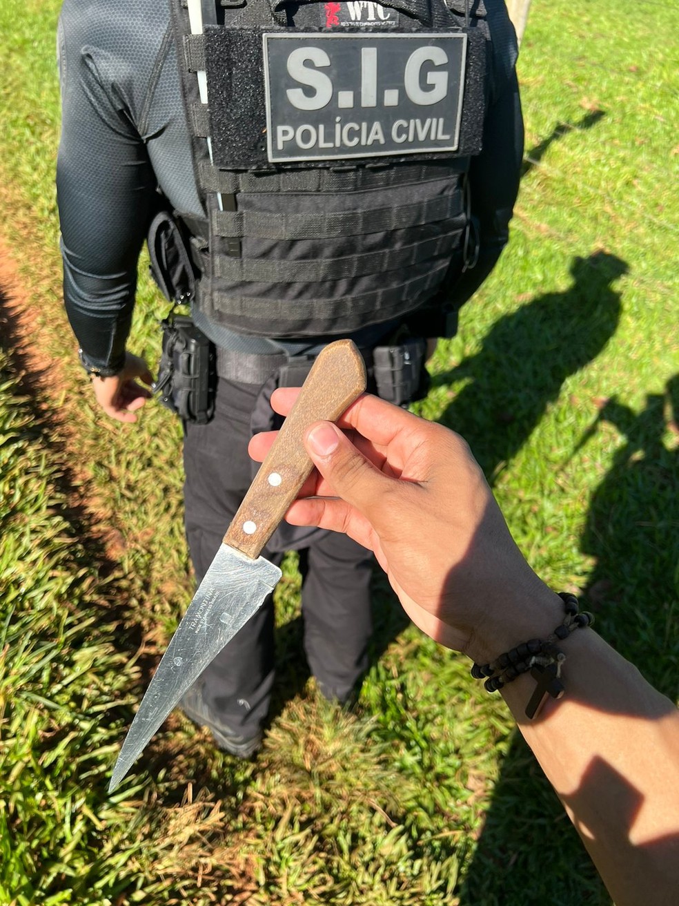 Arma utilizada no crime foi entregue à polícia — Foto: Polícia Civil/Divulgação