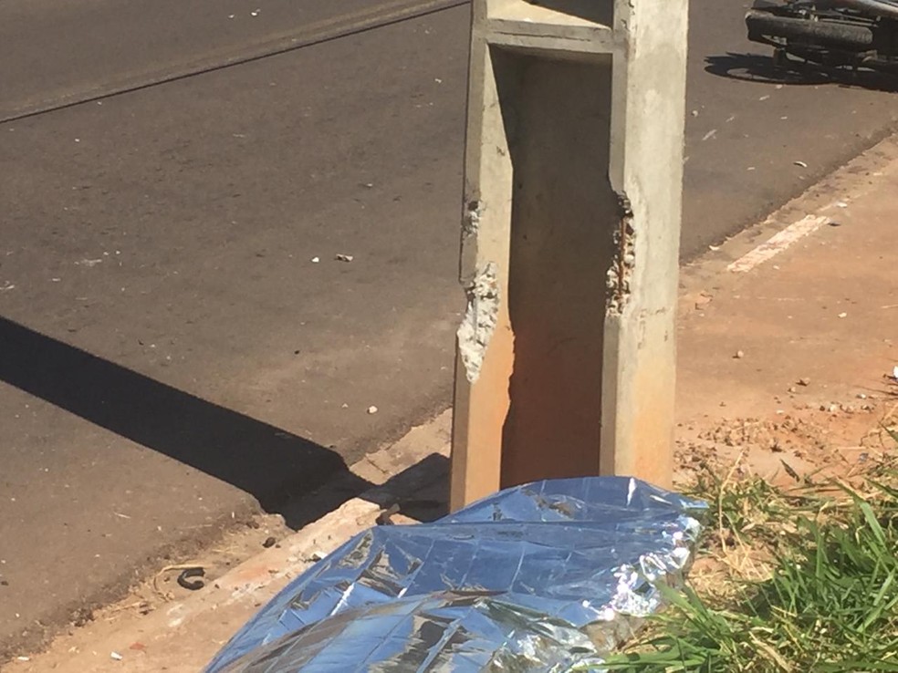 Motociclista morreu na Avenida Raimundo Maiolini, em Presidente Prudente — Foto: Murilo Zara/TV Fronteira