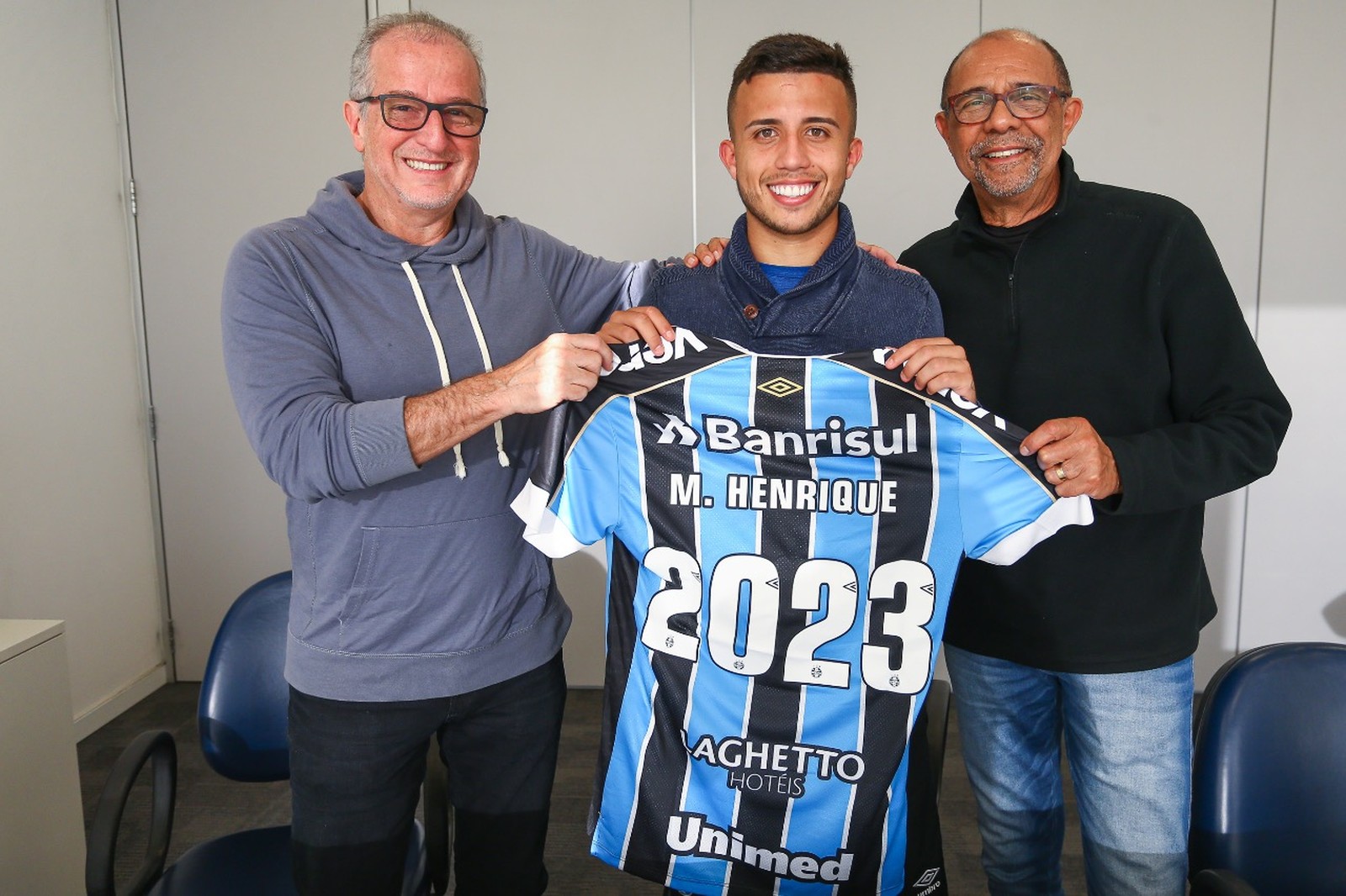 Grêmio anuncia renovação de contrato com Matheus Henrique até 2023