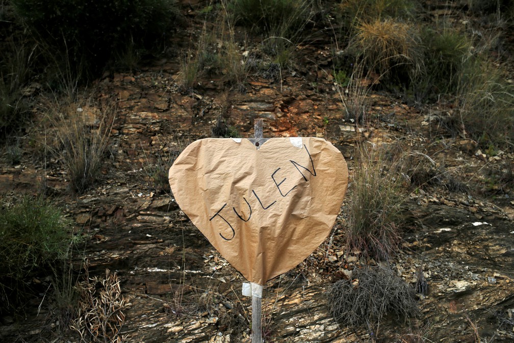 Placa em forma de coraÃ§Ã£o com o nome de Julen em local prÃ³ximo ao poÃ§o onde o menino de 2 anos caiu em poÃ§o, na Espanha â€” Foto: Jon Nazca/Reuters