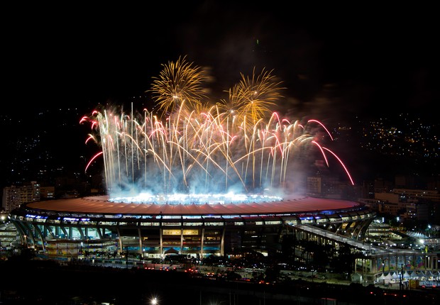 Fogos-de-artifício Sobre O Estádio De Futebol Como O Jogo Final Da