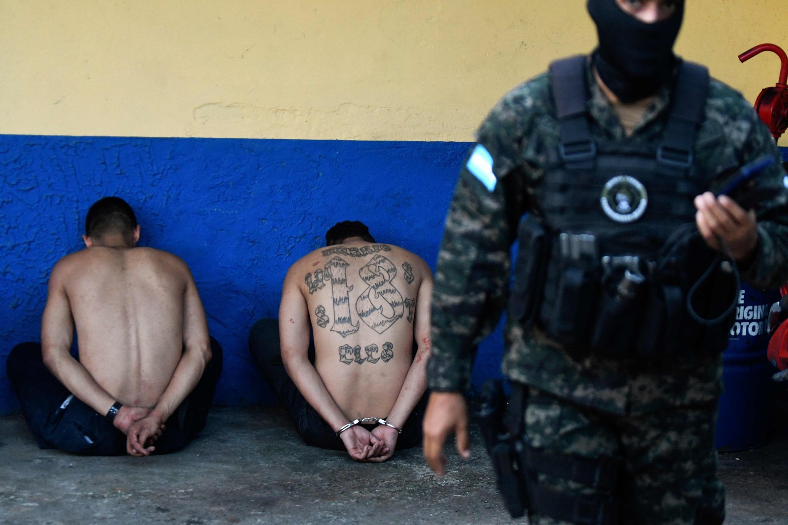 Integrantes da quadrilha Barrio 18 são apresentados à imprensa pela Polícia Militar de Ordem Pública (PMOP), capturados durante confrontos em Tegucigalpa, Honduras — Foto: ORLANDO SIERRA / AFP
