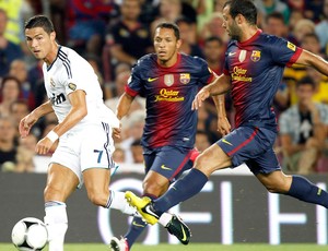 Cristiano Ronaldo e Mascherano, Barcelona x Real Madrid (Foto: Agência Reuters)